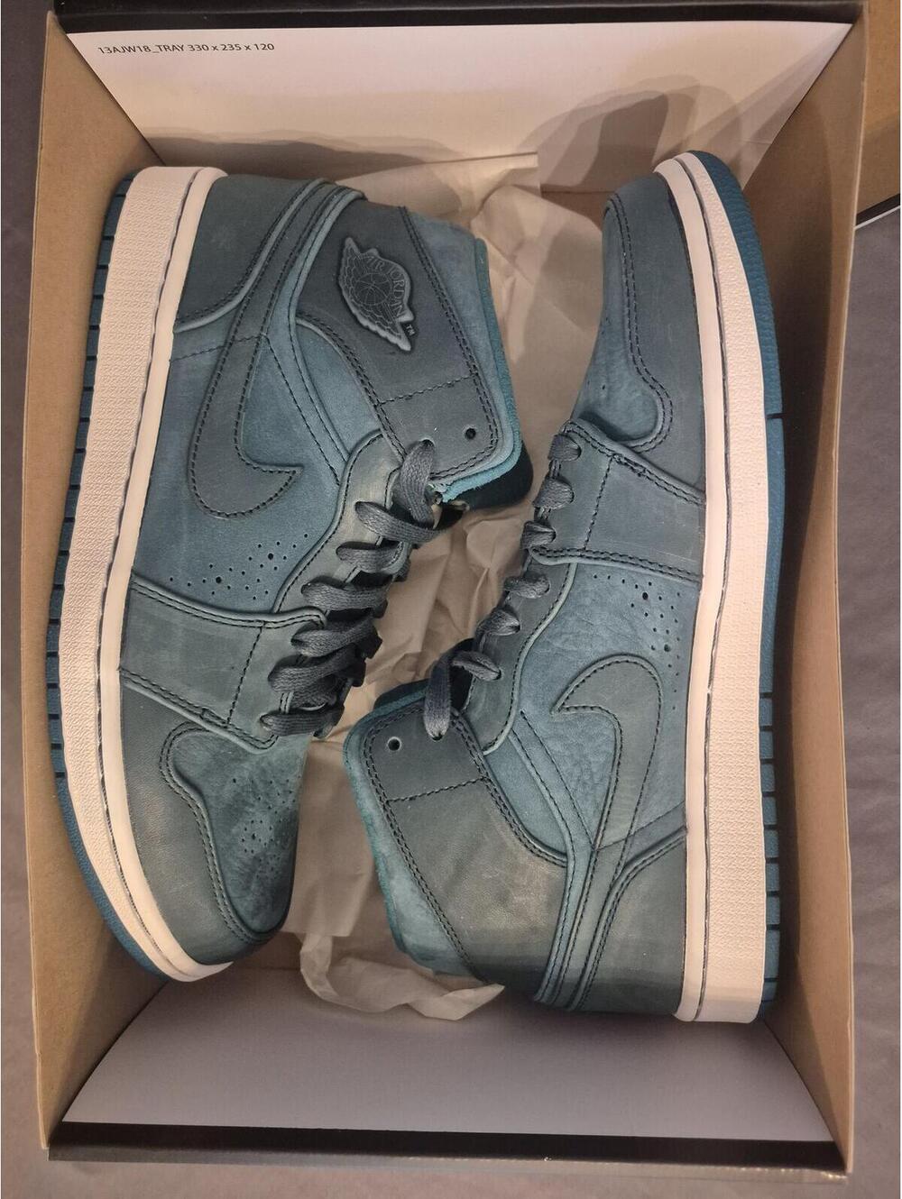 Air Jordan 1 Mid Noveau Size 10.5 M